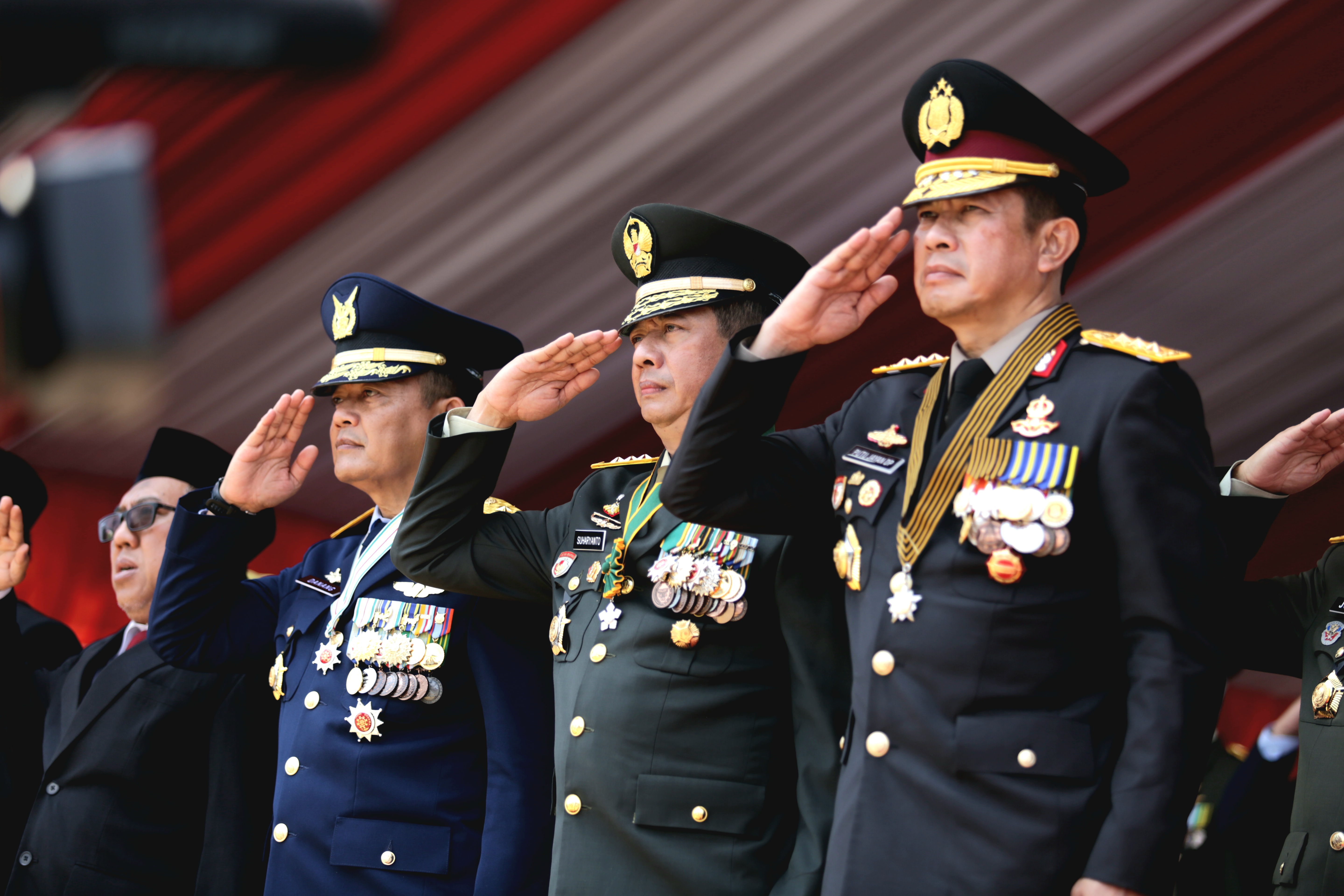 Kepala BNPB Letjen TNI Suharyanto, S.Sos., M.M. (kedua dari kanan) menghadiri upacara peringatan Hari Ulang Tahun (HUT) ke-78 Tentara Nasional Indonesia (TNI) yang dihelat di Monumen Nasional, Jakarta, Kamis (5/10). 